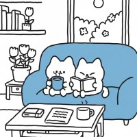 参考图片画一张竖向 16:9 的极简手绘涂鸦图像。场景展示了两只简单、线条蜿蜒的猫咪在春天依偎在沙发上。这是一幅干净的黑白线条艺术作品。一只猫在喝咖啡，另一只猫埋头读书。风格天真幼稚，采用松散、颤抖的笔画和基本形状。